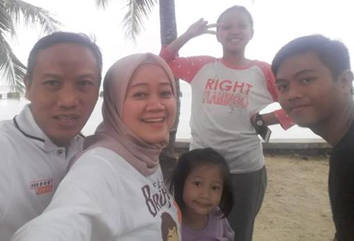 Bapu Suwarna, con su mujer y sus tres hijos antes del tsunami