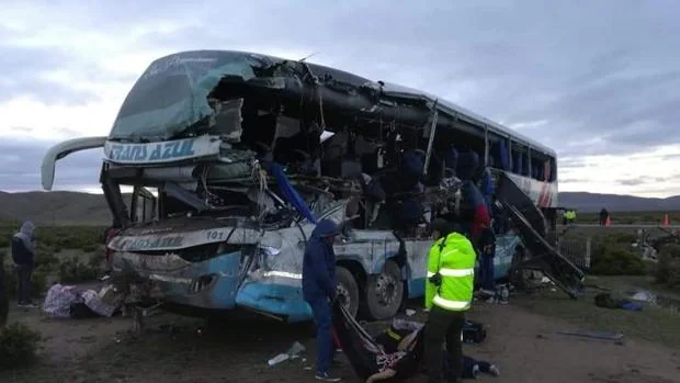 Al menos 22 muertos en un choque entre dos autobuses en Bolivia