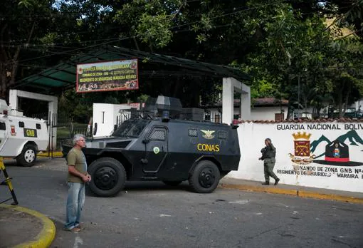 Vista externa del comando de la Guardia Nacional donde personas se manifiestan en Caracas