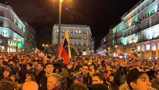 Miles de personas en la Puerta del Sol de Madrid