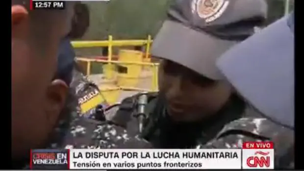 Una de la mujeres policía llorando ante la petición de a ayuda humanitaria por uno de sus compatriotas