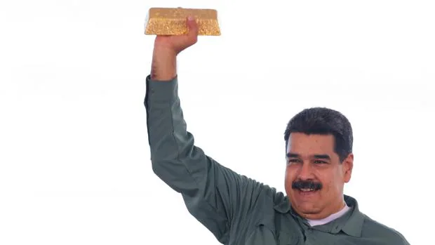 Maduro alza un lingote de oro, en una imagen de archivo