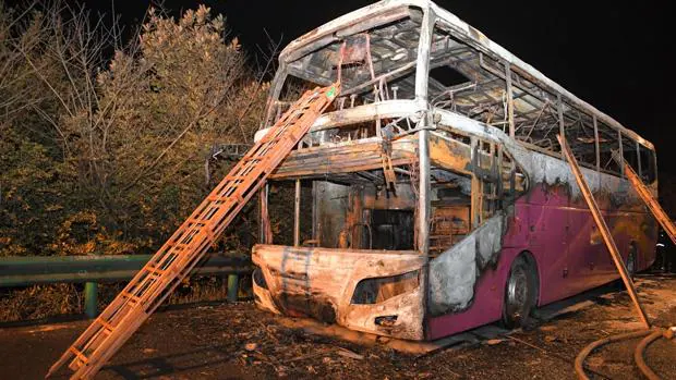 Imagen del esqueleto del autobús tras el incendio