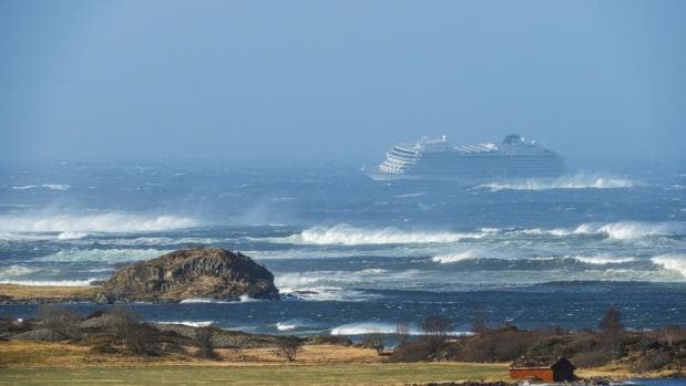 El crucero Viking Sky, este sábado frente a la costa de Noruega