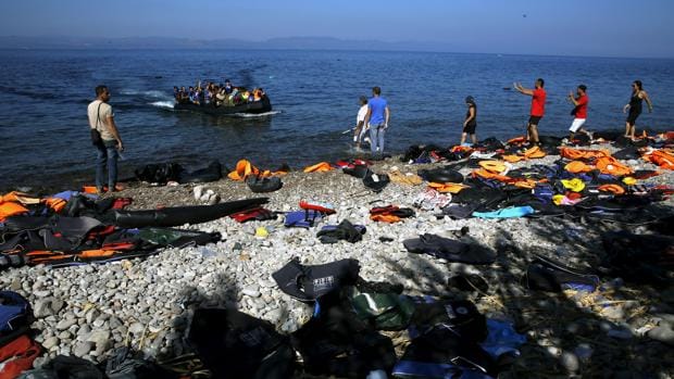Una embarcación con refugiados a su llegada a la isla griega de Lesbos