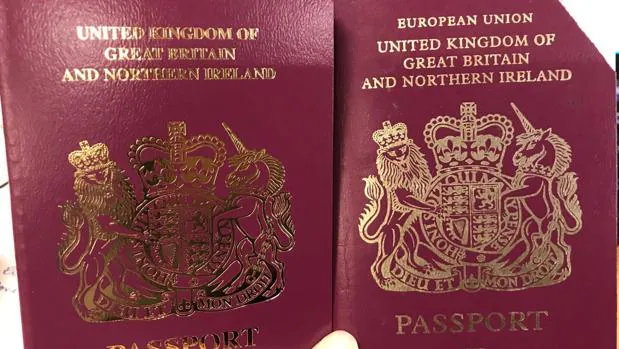Resultado de imagen para Fotos de los nuevos pasaportes expedidos por Reino Unido