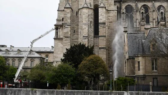 Los bomberos continúan trabajando en Notre Dame