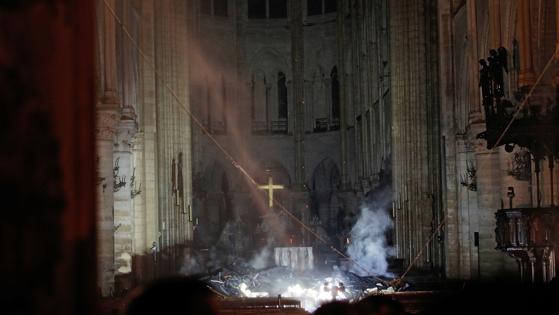 Estado del interior del altar principal de Notre Dame a medianoche de ayer