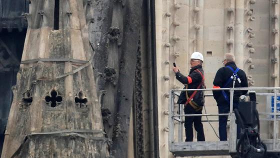 Técnicos examinando los daños en Notre Dame