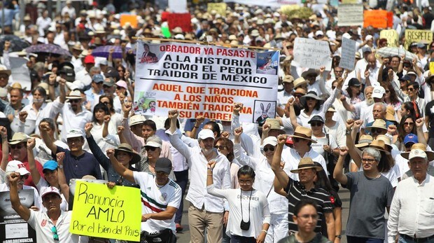 Miles de mexicanos marchan contra López Obrador tras solo seis meses de gobierno