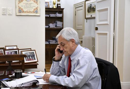 El presidente chileno atiende una llamada en su despacho