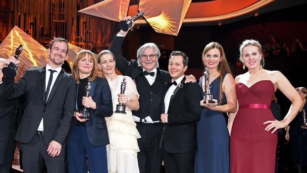 El equipo de «Toni Erdmann» festeja su triunfo en el escenario tras la entrega de los 29º Premios del Cine Europeo