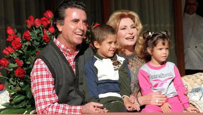 Rocío Jurado, junto a Ortega Cano y sus dos hijos