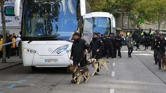 Policías patrullan los alrededores del Bernabéu acompañados de perros