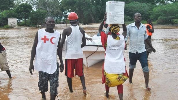 Varios trabajadores de la Cruz Roja de Kenia transportan provisiones para las vÃ­ctimas de las inundaciones del rÃ­o Tana, en Idsowe el pasado 3 de mayo