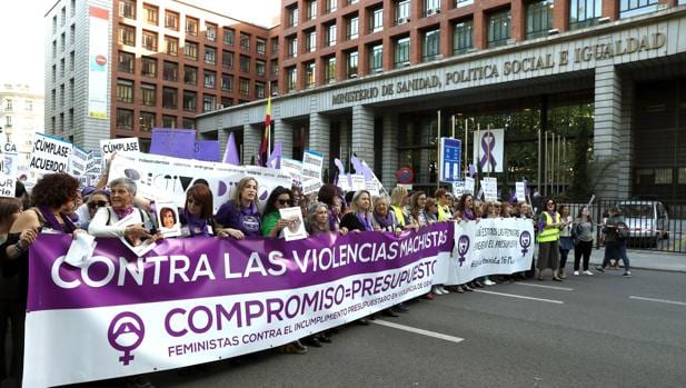 Un momento de la manifestación del movimiento feminista, frente al Ministerio de Sanidad