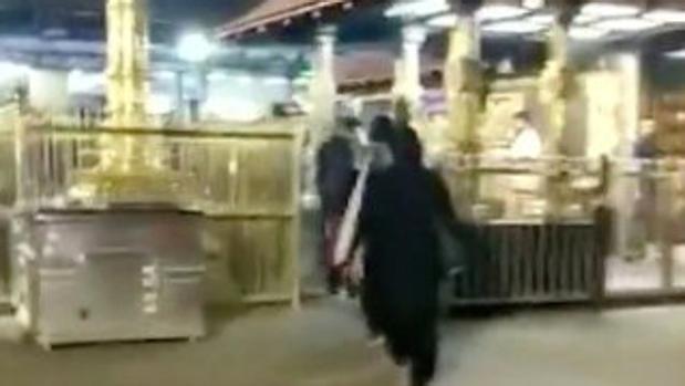 Resultado de imagen para 2 mujeres logran entrar por primera vez en templo hindÃº tras sentencia del TS