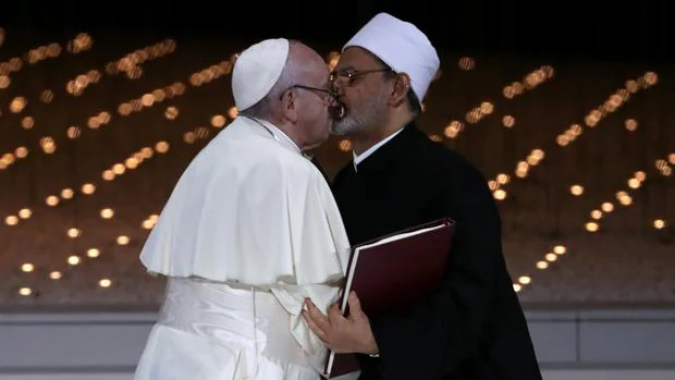 Resultado de imagen de abrazo papa con iman emiratos arabes