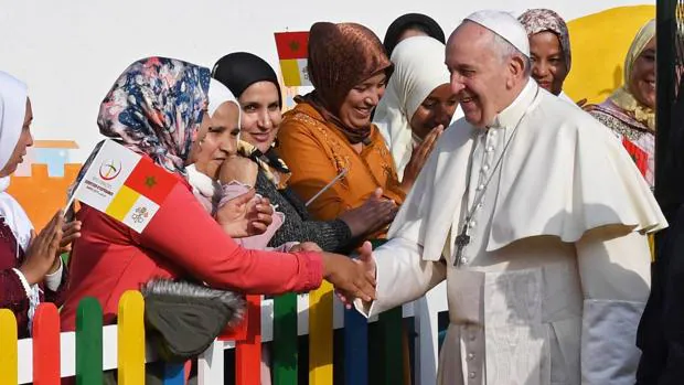 El papa Francisco saluda a varias mujeres durante su visita, este domingo, a un pequeño centro rural de Servicios Sociales que gestionan tres monjas españolas en Temara, a las afueras de Rabat (Marruecos)