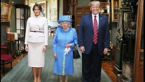 La reina Isabel II , el presidente estadounidense, Donald Trump, y la primera dama Melania Trump