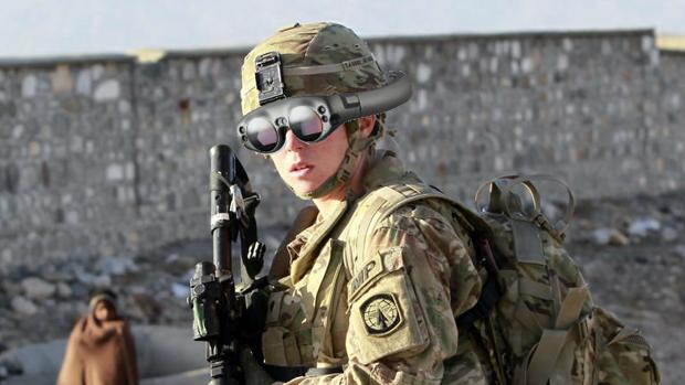 Montaje realizado a partir de una imagen de Reuters de una mujer soldado