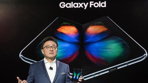 CEO de la División de Comunicaciones Móviles y TI de Samsung Electronics Co., DJ Koh, con el Galaxy Fold