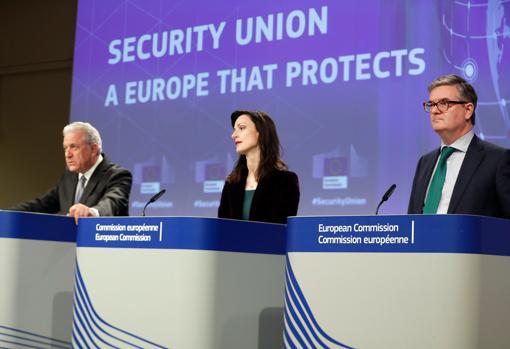 El comisario europeo de Interior, Dimitris Avramopoulos; la comisaria de Economía y Sociedad Digital, Mariya Gabriel, y el comisario de Seguridad, Julian King