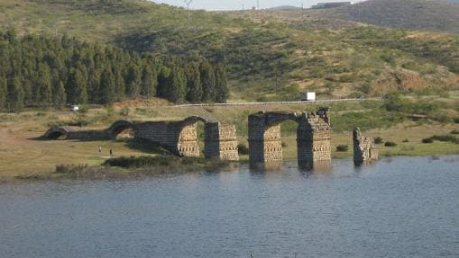 Puente de Alconetar, durante una crecida de agua