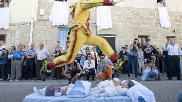 Un salto sobre bebés y otros 19 Corpus impresionantes en España
