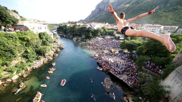 Cuatro siglos de saltos de vértigo desde el histórico puente de Mostar