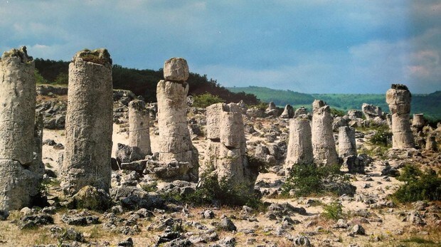 El misterio de las 350 «piedras clavadas» en la costa del Mar Negro
