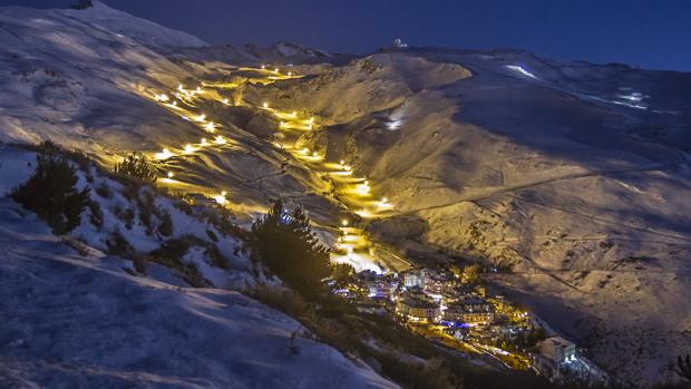 Sierra Nevada amplía su oferta de esquí nocturno