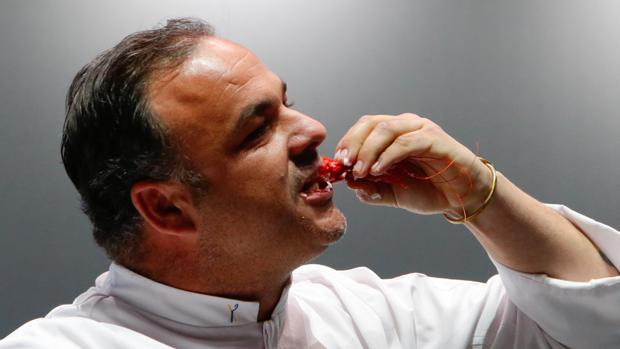Ángel León asombra con una técnica revolucionaria para cocinar con sal
