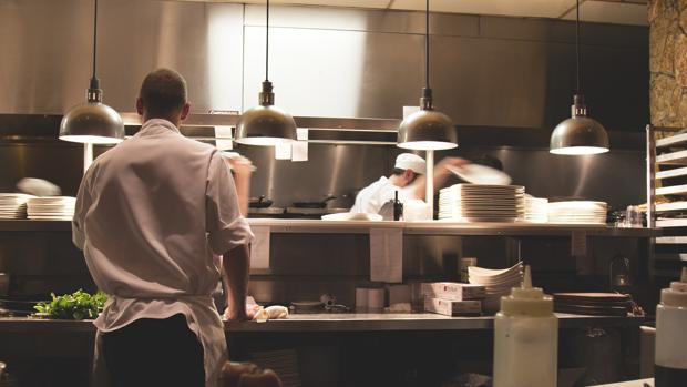 ¿Y si los restaurantes penalizaran a los clientes que reservan mesa y no se presentan?