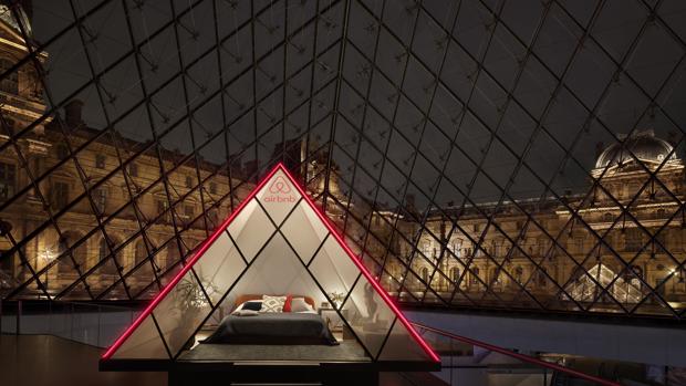 Dormir en la pirámide del Louvre, un sueño que se puede hacer realidad