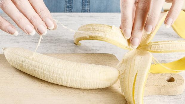 Por qué nunca se deben quitar las hebras de los plátanos