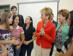 María Teresa Fernández de la Vega departiendo con estudiantes brasileños