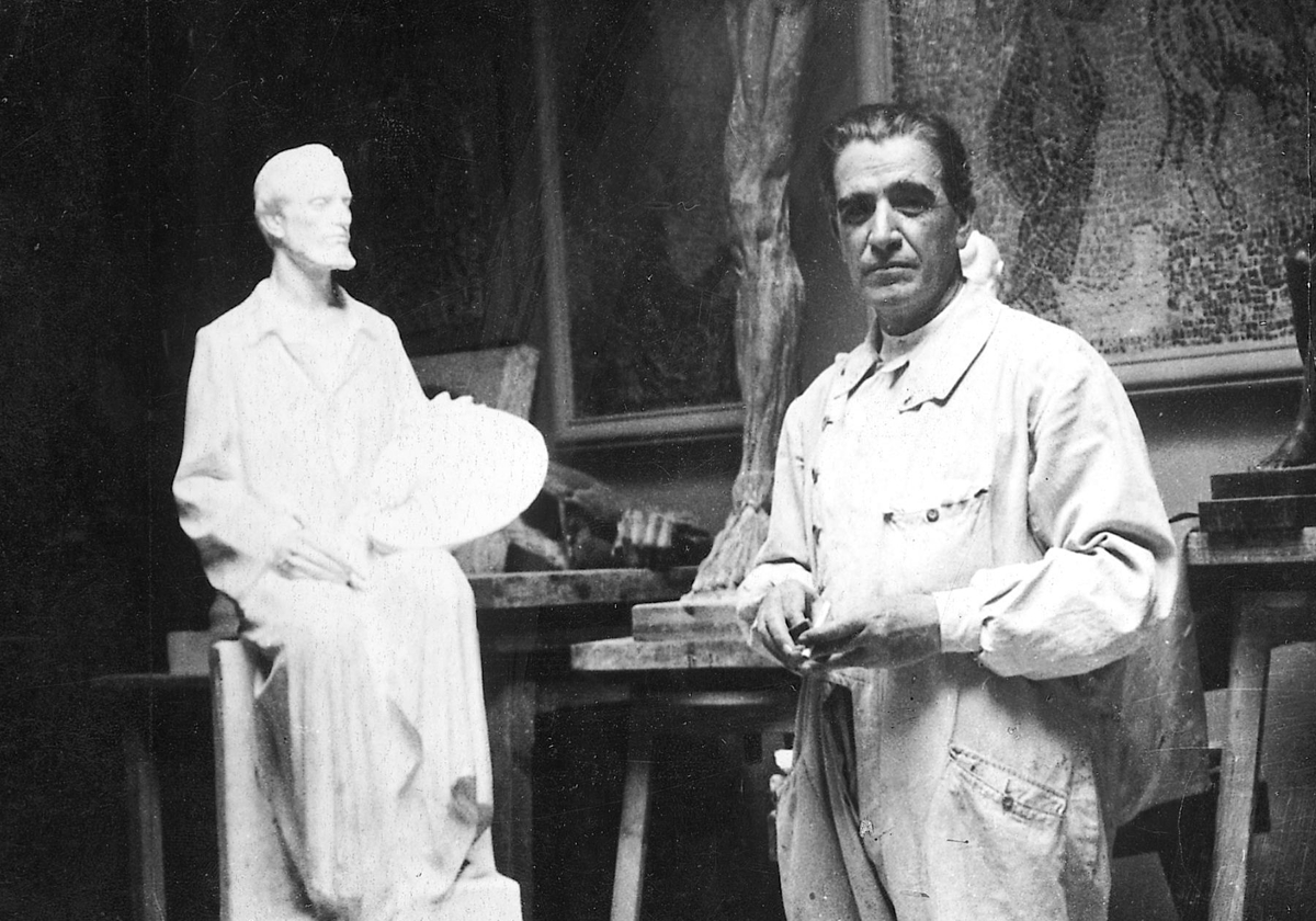 El escultor, trabajando en su taller