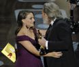 Natalie Portman recoge el Oscar a la mejor actriz de manos de Jeff Bridges