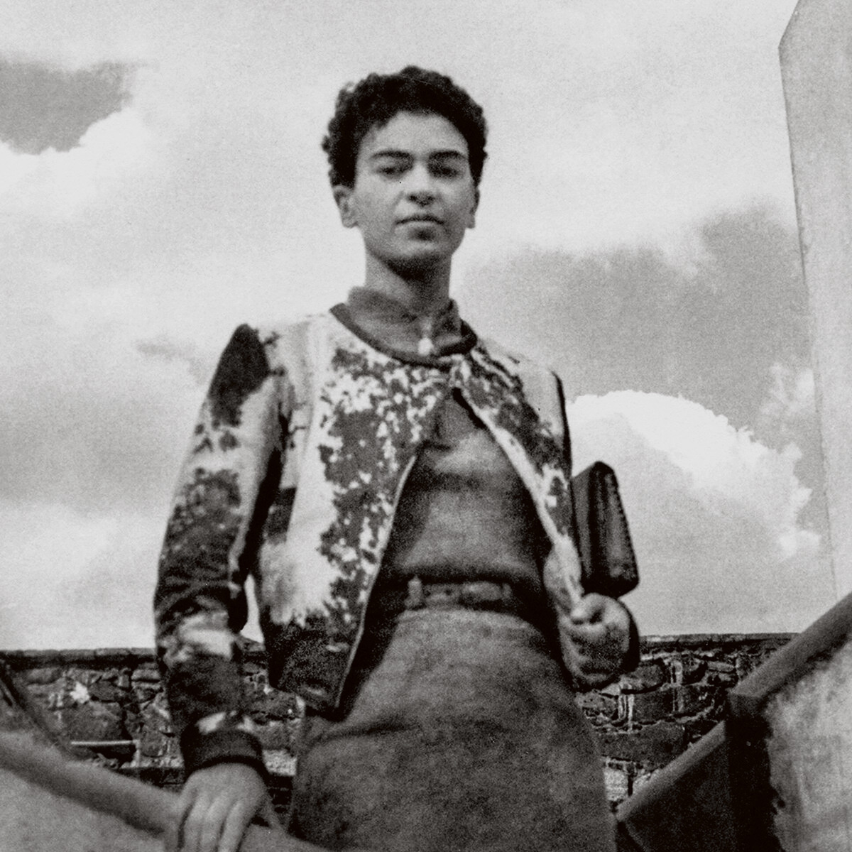 Las mil caras de Frida Kahlo, la artista más luminosamente oscura y misteriosa del siglo XX