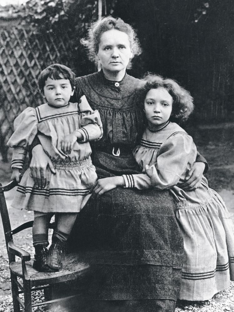 Las extraordinarias hijas de Marie Curie que hicieron historia dentro y fuera del laboratorio